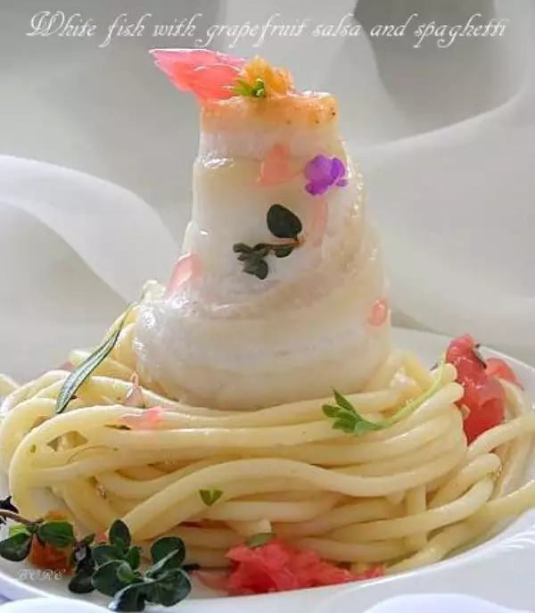 филе белой рыбы с грейпфрутовой сальсой и спагетти ​