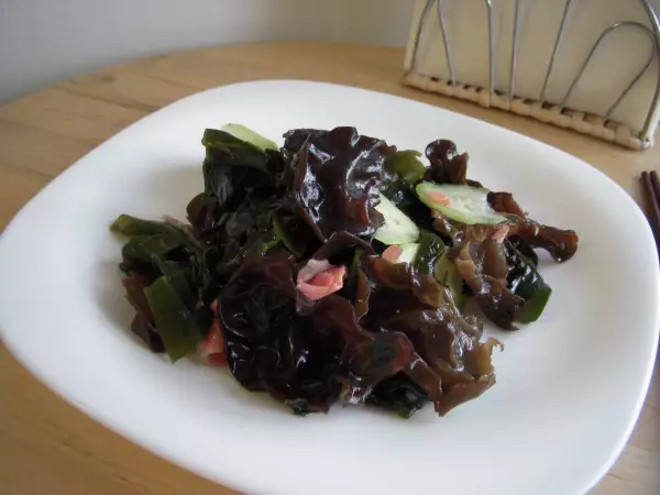 салат из водорослей вакамэ и китайских грибов муэр