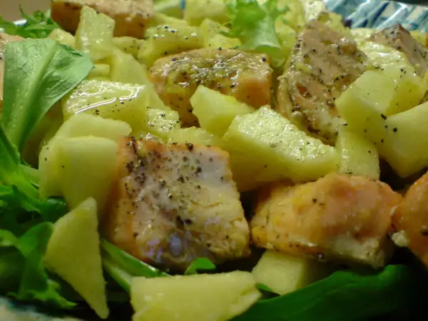 салат с сёмгой и яблоками с цитрусовой ноткой