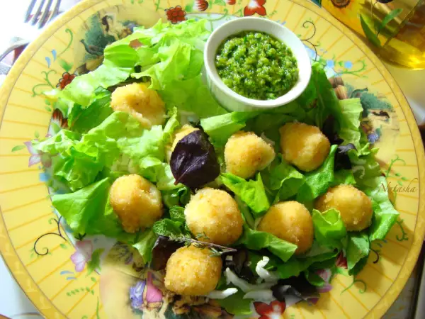 сырные шарики из моцареллы с зелёным салатом и соусом песто