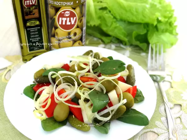 легкий салат со шпинатом оливками и маринованными огурцами корнишонами