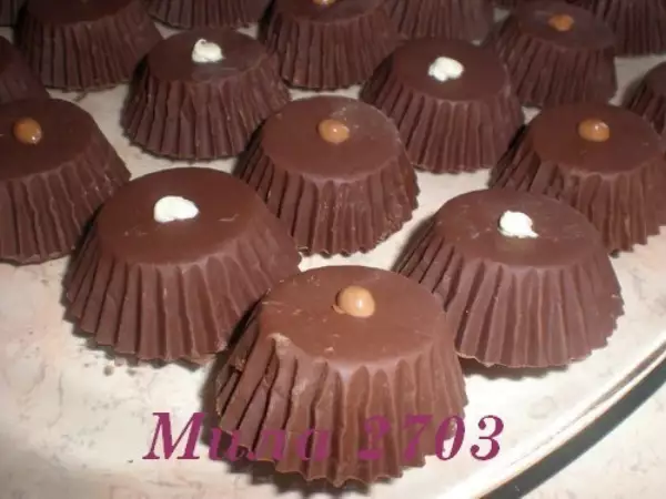 шоколадные конфеты ассорти с клубничной и сливочной начинками