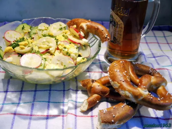 баварский салат с редиской редькой и яично горчичной запрaвкой
