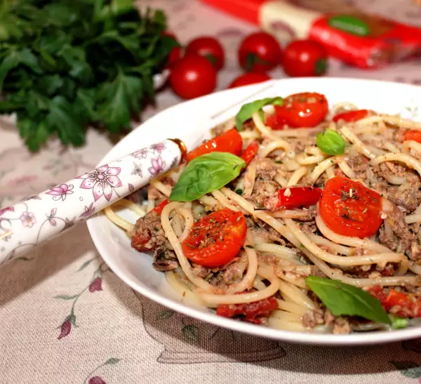 спагетти с ореховым тапенадом черри вялеными помидорами и тунцом