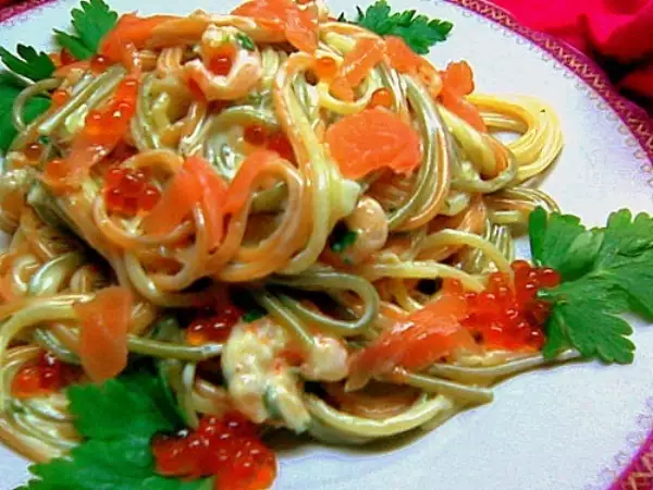 спагетти с малосольной сёмгой икрой и сливочно сырным соусом навеяло