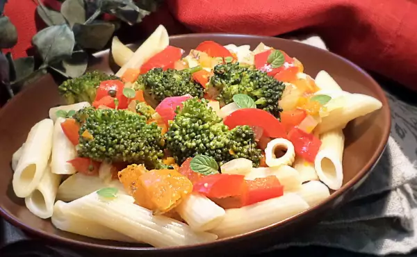 паста пенне с брокколи и яркими овощами для постного стола