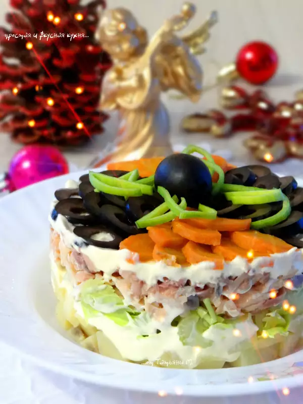 слоеный салат с горбушей сельдереем и маслинами