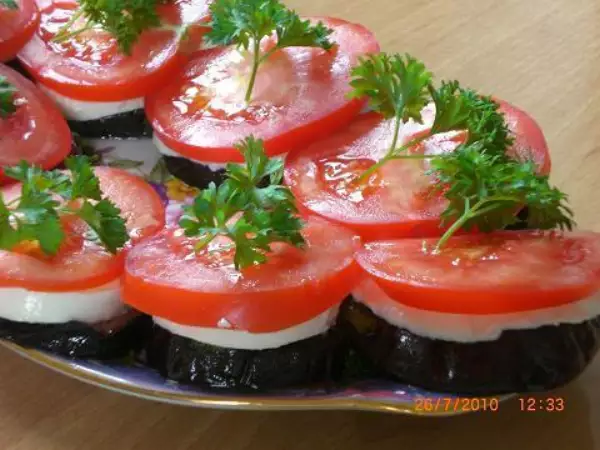 закуска полосатая баклажаны с моццарелой и помидорами