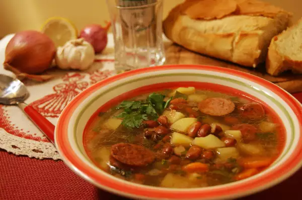 фасолевый суп с копчёными деревенскими колбасками