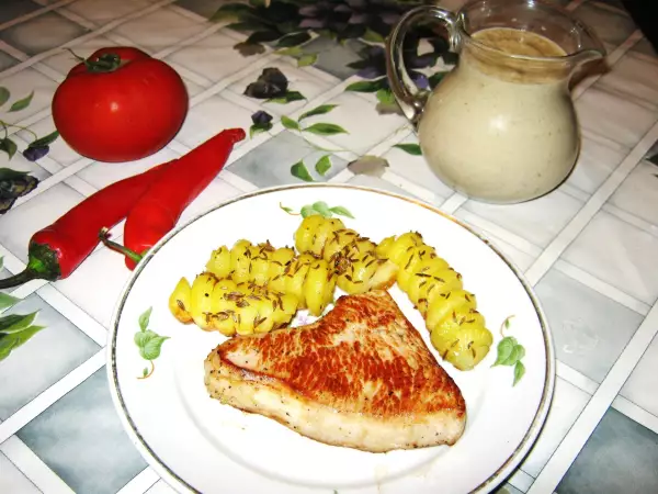 грудка индейки с картофельными завитками и сырно грибным соусом
