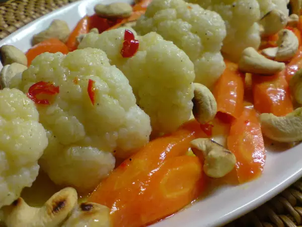 тёплый витаминный салат из цветной капусты моркови чили и орешек кешью