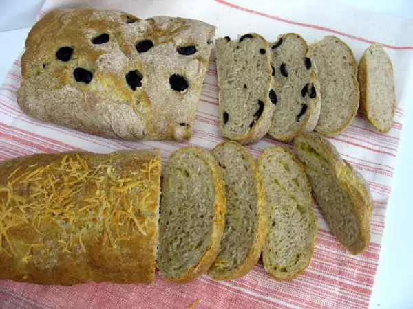 хлеб с сыром и маслинами по стопам чиабатты