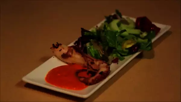 салат осьминог на гриле с соусом сальса