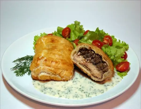 лосось с грибами в слоёном тесте и укропным соусом с лёгким салатом