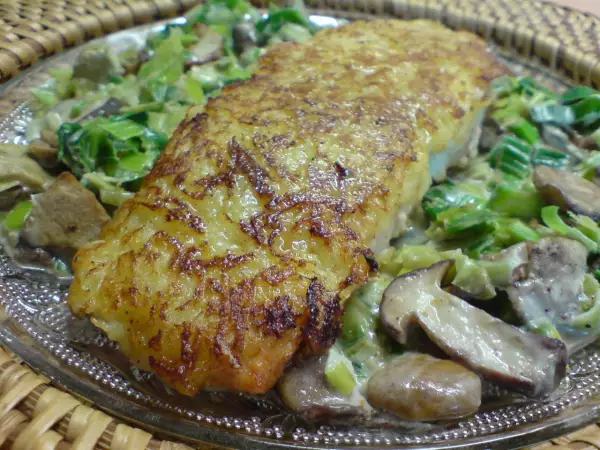 лосось зажаренный в картофеле с пореем и лесными грибами в сливочном соусе