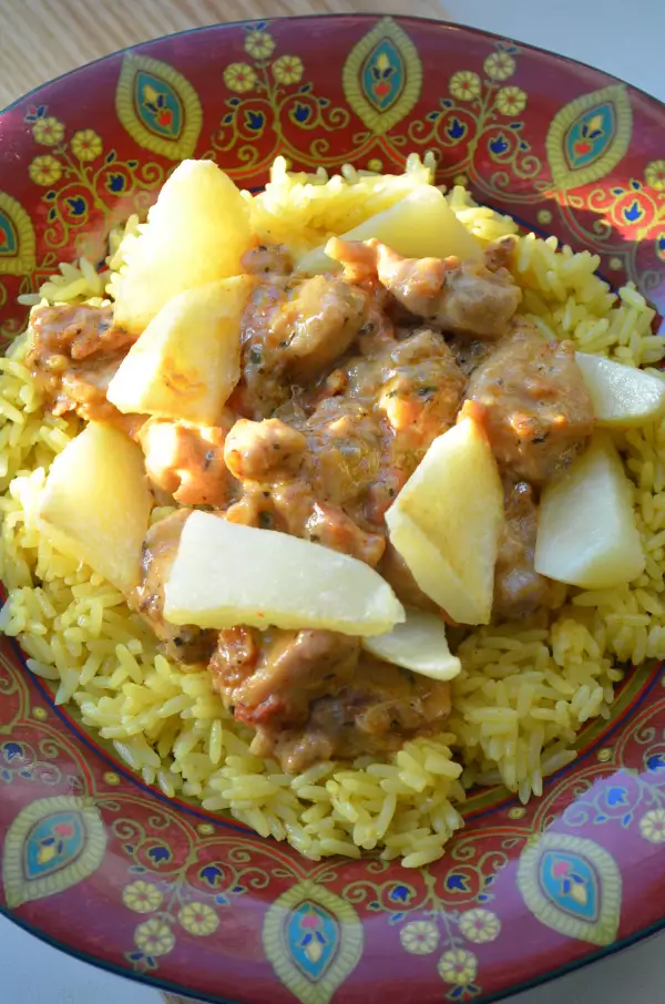 куриные biryani с рисом и картофелем
