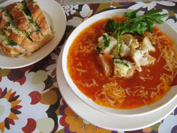 томатный суп с сырно чесночными гренками