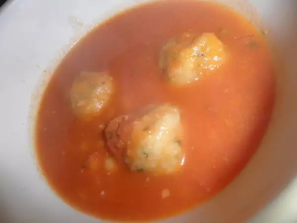 томатный суп с фасолью и клецками с пармезаном
