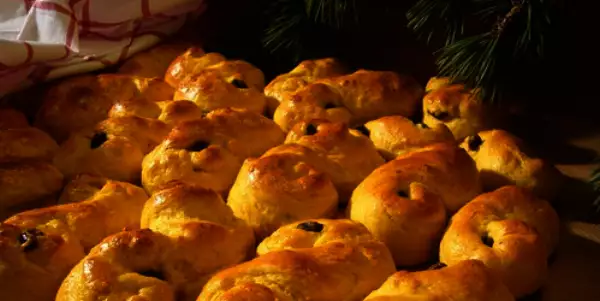 шведские булочки с шафраном и изюмом люсекаттер lussekatter