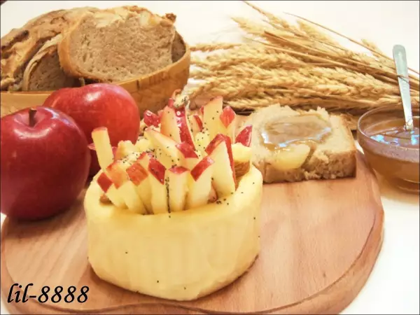 мягкий сыр фаршированный яблоками медом и орехами с яблочным хлебом