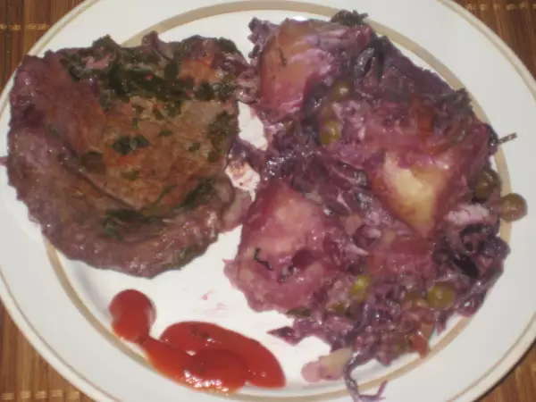 мяско с овощами и с фиолетовой капустой с солеными огурчиками из рукава
