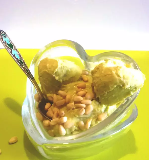 пряное мороженое из авокадо с кедровыми орехами