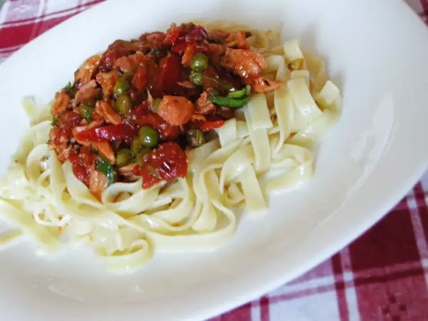 спагетти с семгой в остром томатном соусе