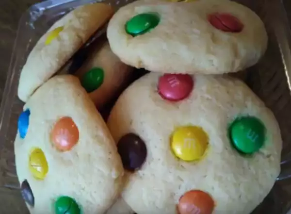 веселое песочное печенье с разноцветными конфетами m amp m s для сладкоежек