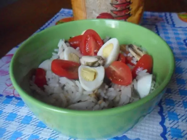 рисовый салат с мидиями и перепелиными яицами