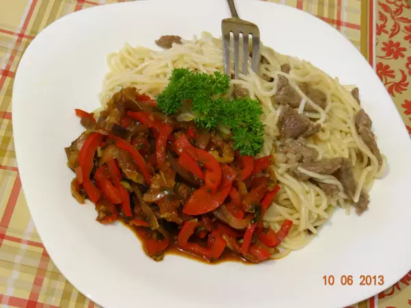 спагетти говяжьи с овощной приправой вкусный ужин быстро в мульте