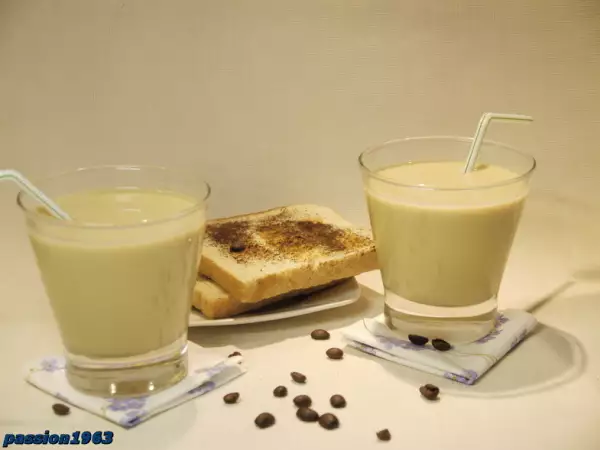 кофейный ласси с кофейными тостами бодрящий завтрак жарким летним утром