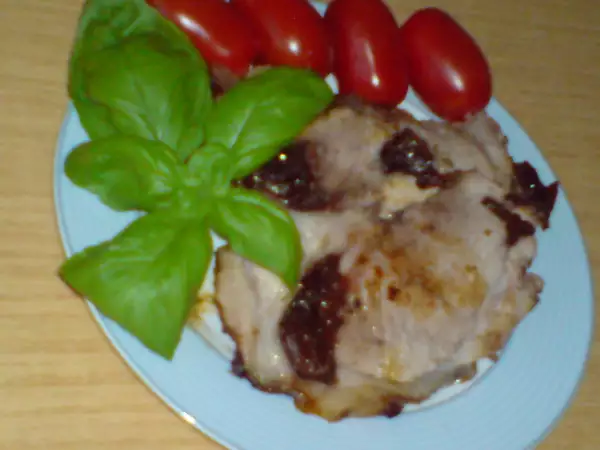 мясо запеченное под сметанно горчичным кремом и нашпигованое черносливом