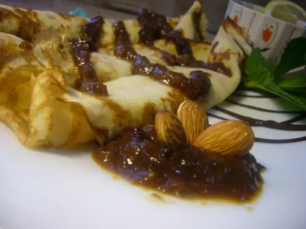 масляные блинчики с марокканским соусом с черносливом и грецкими орехами