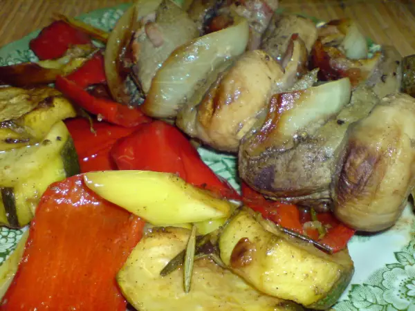 шашлычки из телячьей печени бекона и грибов с грилованными овощами