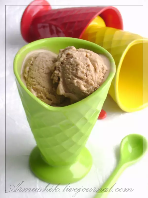 шоколадное мороженое в решетчатых чашках