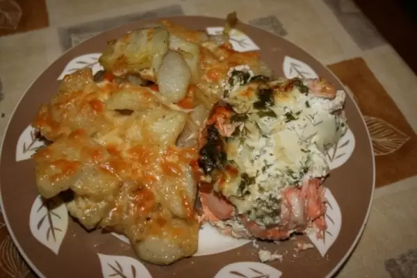 рыба под сливочно сырным соусом и картошка запечёная с сыром