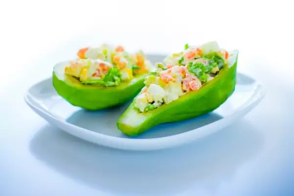 острый салат с авокадо крабовыми палочками и кукурузой