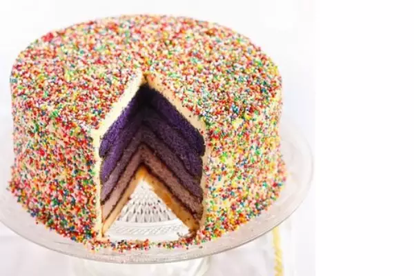 торт с глазурью и джемом с днем рождения
