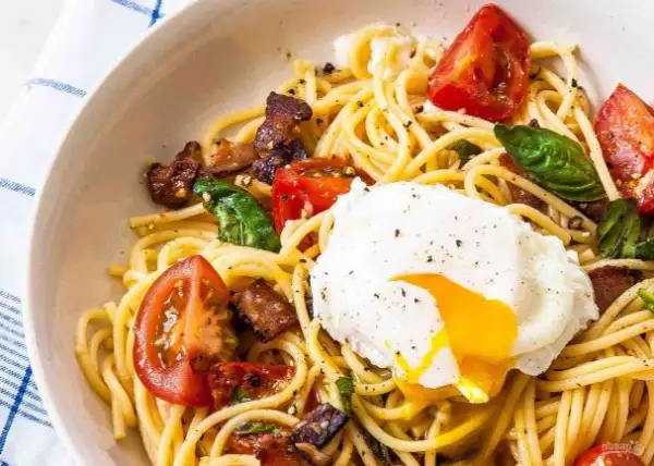 спагетти с беконом томатами и яйцом пашот