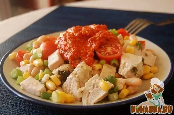 куриный салат с фасолью и кукурузой и соусом ромеско