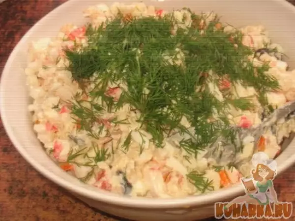 салат рисовый с крабовыми палочками яйцами морковью маслинами и помидором