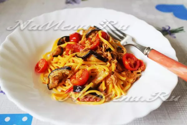 спагетти алла китарра с тунцом баклажаном и помидорками черри