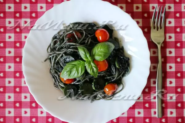 черные спагетти со стручковой фасолью тунцом и помидорами черри