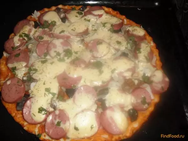 пицца с сардельками и грибами в плавленном сыре
