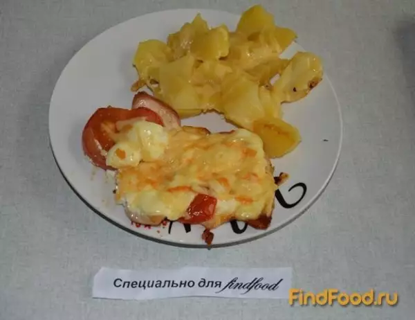 курица под помидорно сырной корочкой с картошкой