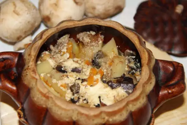 картофель с тушенкой и грибами в горшочке