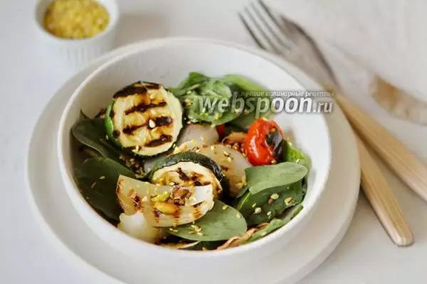 салат из запечённых овощей со шпинатом и фисташками