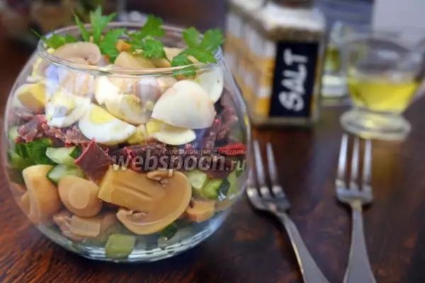слоёный салат с бастурмой грибами и перепелиными яйцами