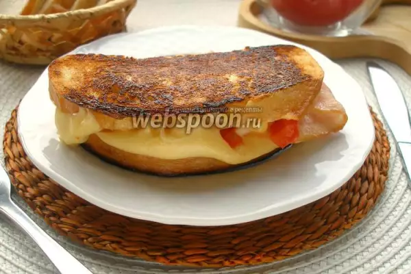 горячий сэндвич с двойным сыром томатом и беконом