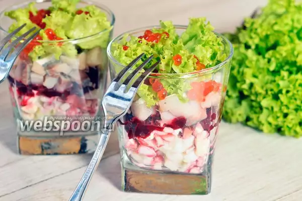 салат порционный в стаканах с селёдкой и красной икрой